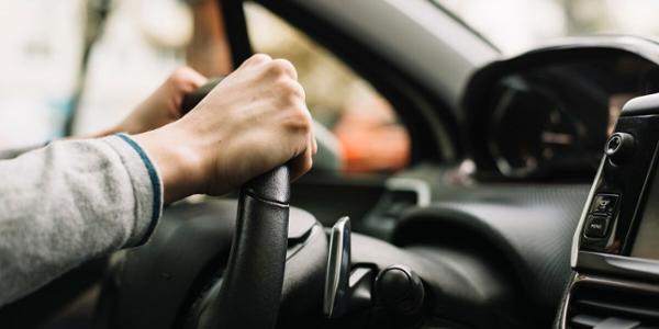 ¿Puedo conducir un coche sin un seguro a mi nombre?
